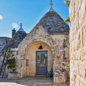 Esperienza Unica a Borgo Santa Clara: Appartamenti e Cisternino nel Cuore della Puglia